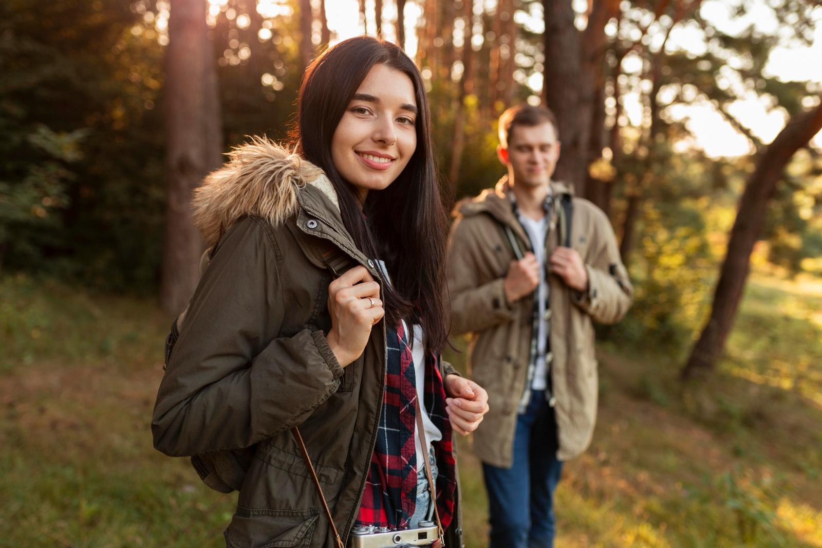 Jeunes en forêt en marchant